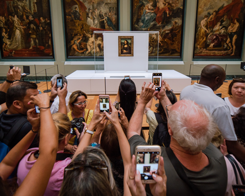 Mona Lisa at the Louvre with a crowd holding smartphones